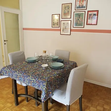 Spacious And Bright Two-room In Bocconi 아파트